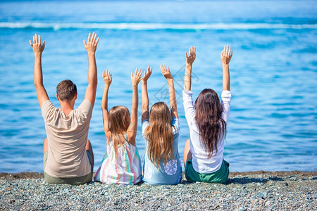 绿松石爱假期四口家庭在海滩度假时一起玩得开心年轻度假家庭玩得很开心图片
