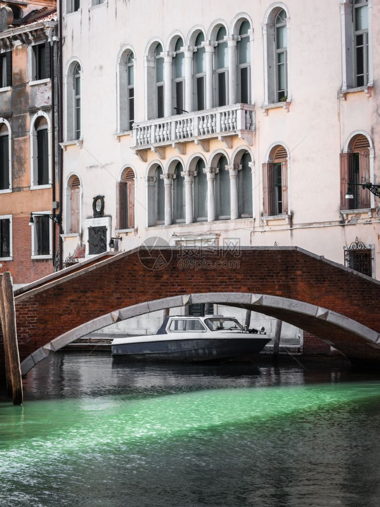 河建造船意大利威尼斯桥和背景历史建筑的一幕之图片