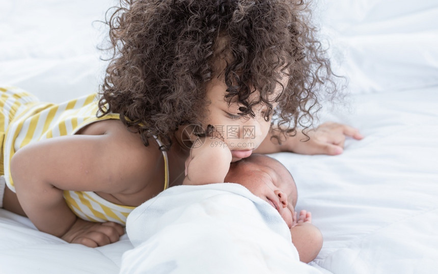 儿子非洲黑人小女孩在家里待一起时用爱和温暖亲吻她的兄弟家庭概念孩子们玩图片