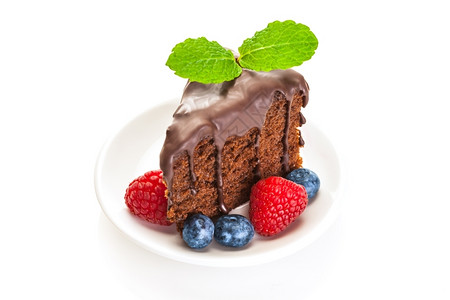 蓝莓一张巧克力蛋糕的照片在白色孤立背景上拍摄盘子刨冰图片
