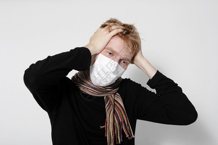 戴口罩头痛感冒的男人图片