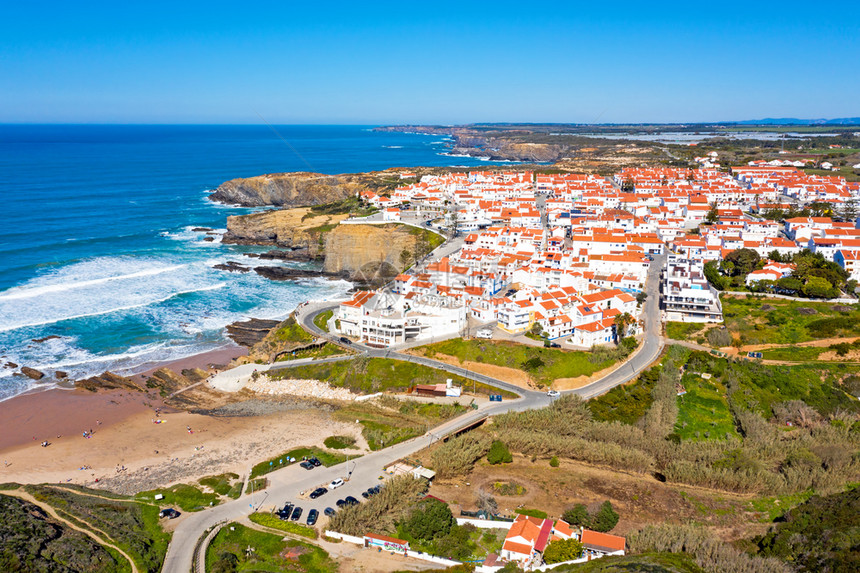 建造水来自葡萄牙西海岸ZambujeiraDoMar村的空中飞机绿色图片