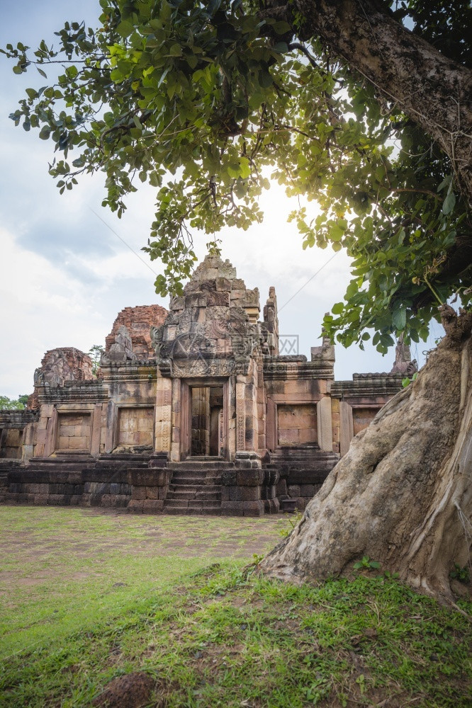 建筑学神奇的考古遗址PrasatMuangTam或城堡靠近泰国武里南的Phanomrung历史公园岩石梯级图片