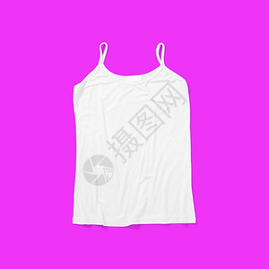T恤展示无袖的紫色顶端视图白罐体顶部隔离在紫色背景上适合您的设计工程小样设计图片