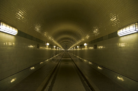 入口子走廊汉堡Elbe下面的旧隧道照亮图片