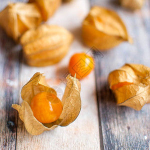 自然木板上含成熟健康的橙子麻黄甜季节图片
