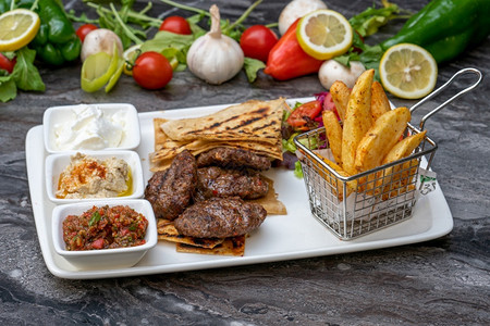 清真厨师土耳其传统Kebab或Kebap晚餐图片