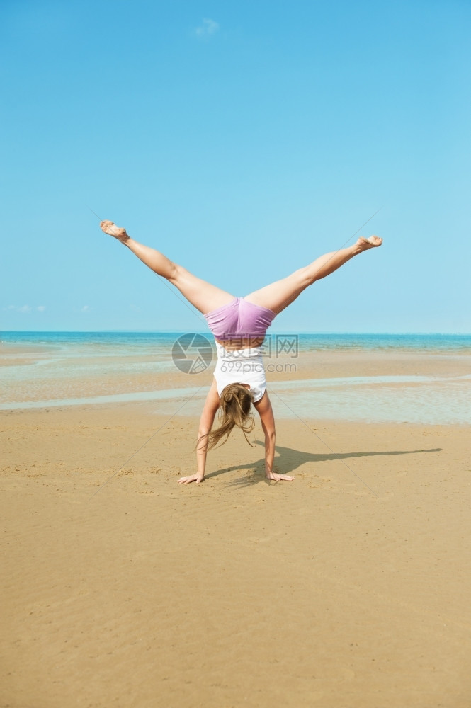 在海边做瑜伽的女子图片