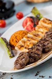 小吃美味的真正土耳其传统Kebab或Kebap图片