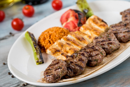 炒烹饪土耳其传统Kebab或Kebap番茄图片