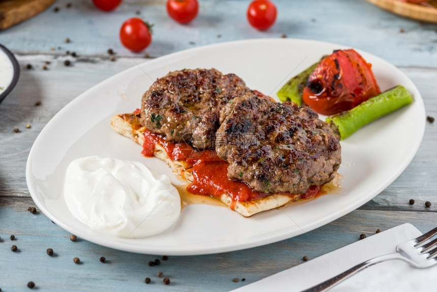 土耳其传统Kebab或Kebap自制炙烤午餐图片