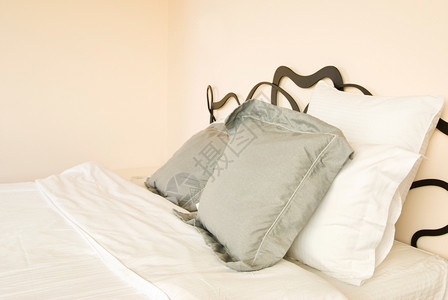装饰风格枕头和睡在有白墙的卧室里光滑空图片
