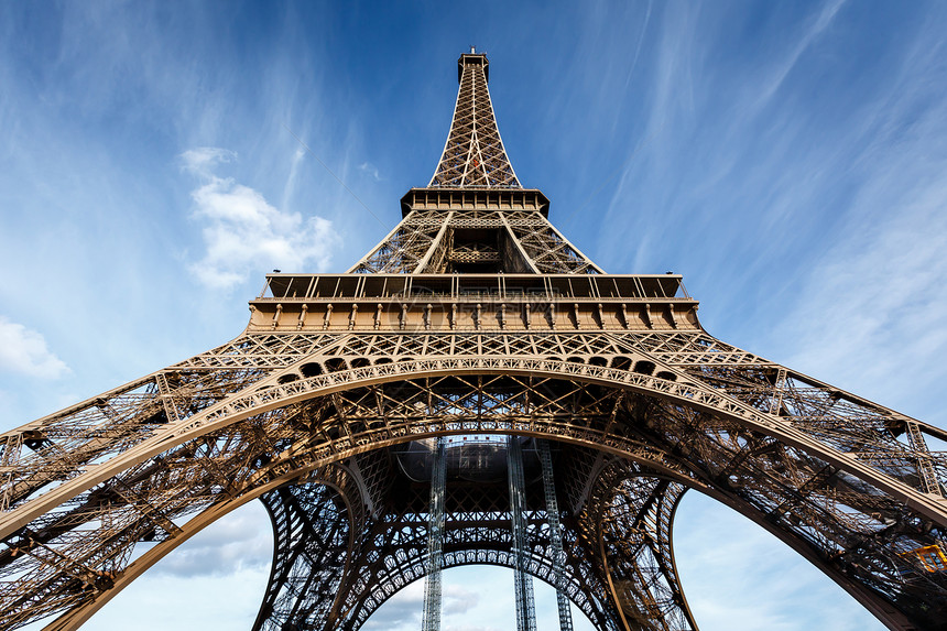 Eiffel铁塔从地面的广视法国巴黎建筑学地标象征图片