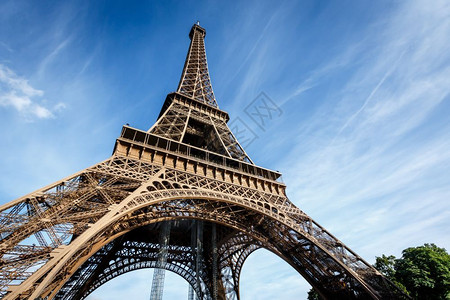 Eiffel铁塔从地面的广视法国巴黎城市的地标高图片