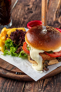奶酪鸡肉汉堡和木制桌上的薯条美食法语图片