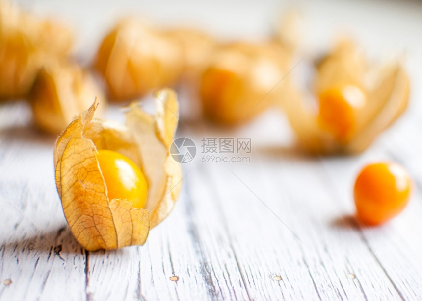 外壳超过白色的木板上含成熟健康的橙子麻黄图片