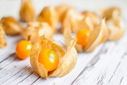 灯笼饮食木板上含成熟健康的橙子麻黄酸浆图片