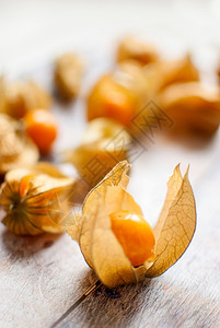 木板上含成熟健康的橙子麻黄果壳番茄异国情调圆形的图片