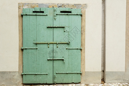 布尔戈斯边界旧的木门用牛棚锁住框架外部的背景