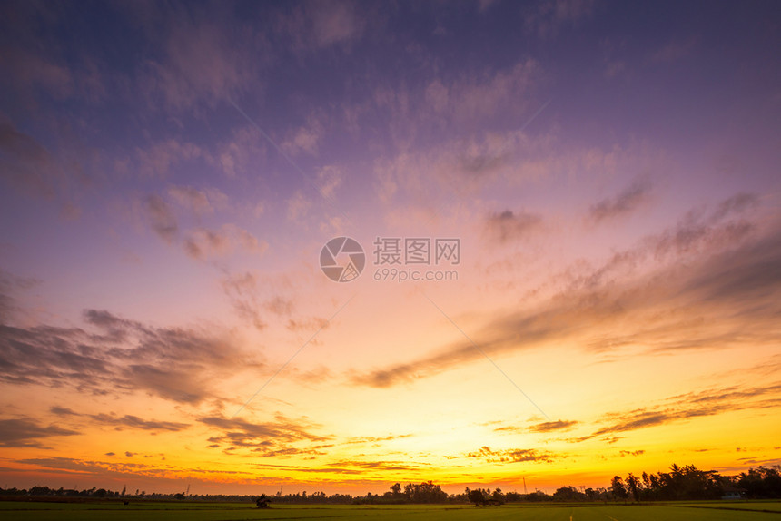 自然春天黎明蓝色的日落戏剧天空纹理背景图片