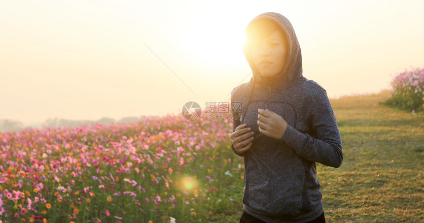 快乐的踪迹亚裔妇女早上在宇宙花场慢跑美丽的图片