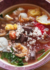 白色的棕亚洲人以猪肉丸和蔬菜作为主要原料的面条图片