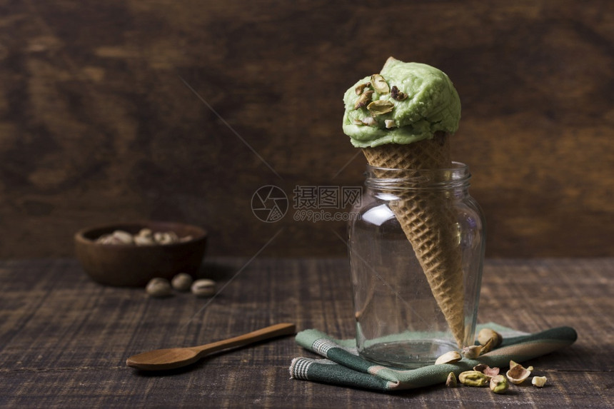 薄荷巧克力冰淇淋甜筒图片