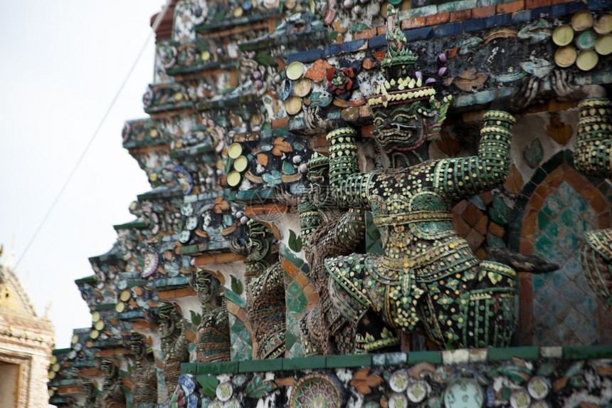 泰国曼谷旅行绝地的巨型雕像刻成一条长线图片