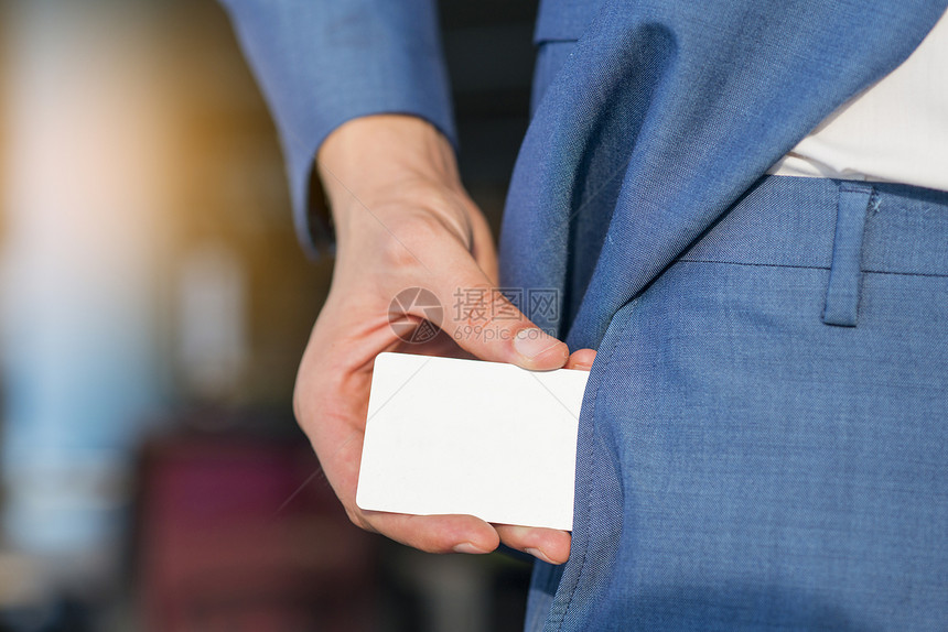 商人从口袋里取出空白卡高分辨率照片质量广告营销服用图片