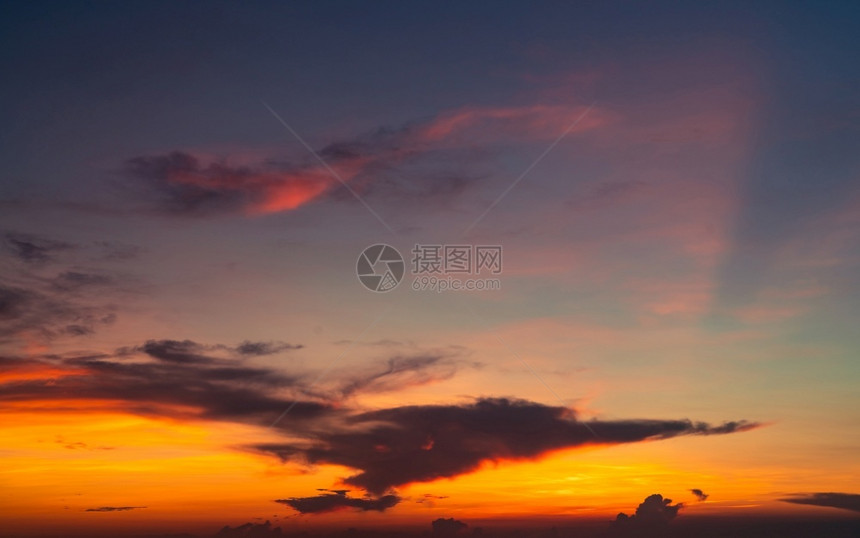 暮红色的日落天空黑云和橙日落天空的夜日落黄昏的抽象黄昏和黎明自由概念天静丰富多彩的图片