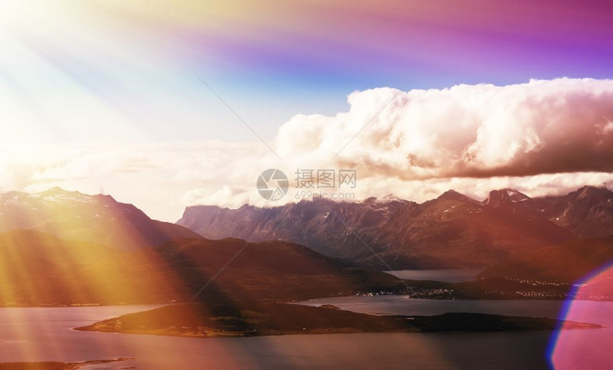 支撑具有太阳耀斑背景的挪威峡湾通道hd具有太阳耀斑背景的挪威峡湾通道富有的目图片