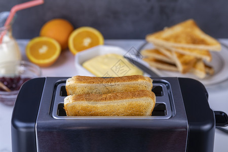 从烤面包机出来的片健康早餐食品和加热技术概念专注于烤面包片出去果酱切图片