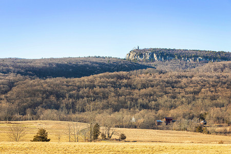 新的县小心SkytopTowerandEagleCliffMohonkPreserveUpstateNewYorkUSA在秋天S图片