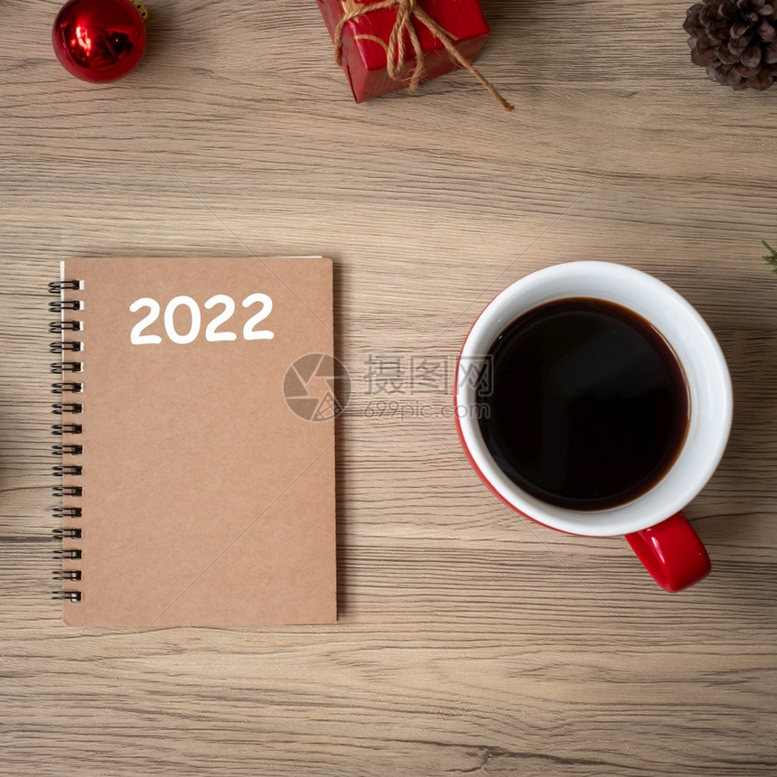 20年笔记本黑咖啡杯和圣诞礼物放在木桌顶视图和复制空间Xmas新年快乐目标决议清单战略和计划概念解析度红色的写图片