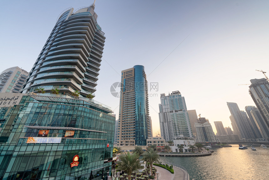 十二月迪拜DUBAIUAEDUBAIUAE12月5日016年在迪拜黄昏的Marina大楼每年吸引30万游客灯景观图片