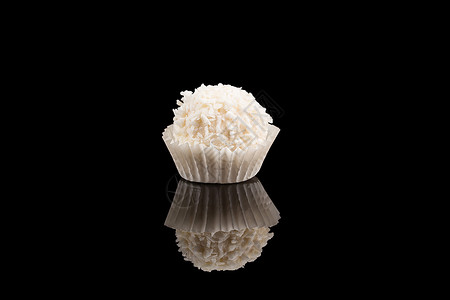 白色甜巧克力遮盖椰子剃须在黑暗背景上食物白色的一顿饭图片