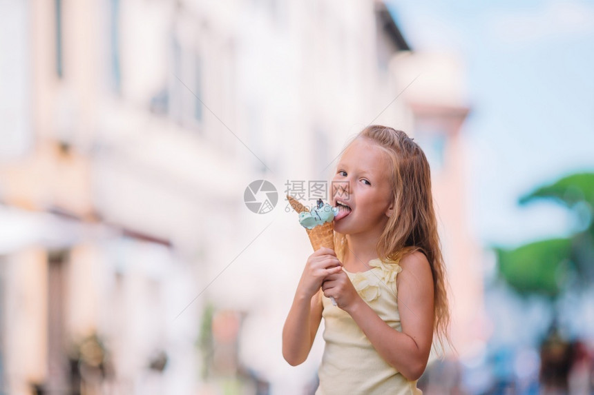 可爱的小女孩在夏天吃冰淇淋户外在夏天享受真正的意大利雪拉鸡肉酱快乐的小女孩在夏天吃冰淇淋户外锥体凉爽的图片