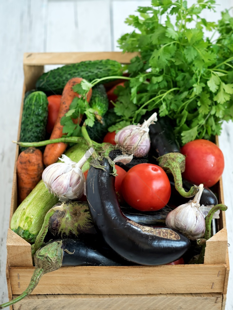 茄子食物市场含有蔬菜园新鲜的木制盒子收获季节蔬菜位于木制白色背景的花边蔬菜图片