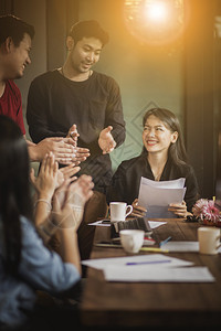 会议主背景折断桌子在主办公室成功举行亚洲自由来职业者小组项目会议成功的背景