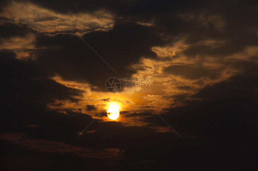 日落时有多彩的天空和云太阳接近室外地面深度小日落时天空黄色的场景图片