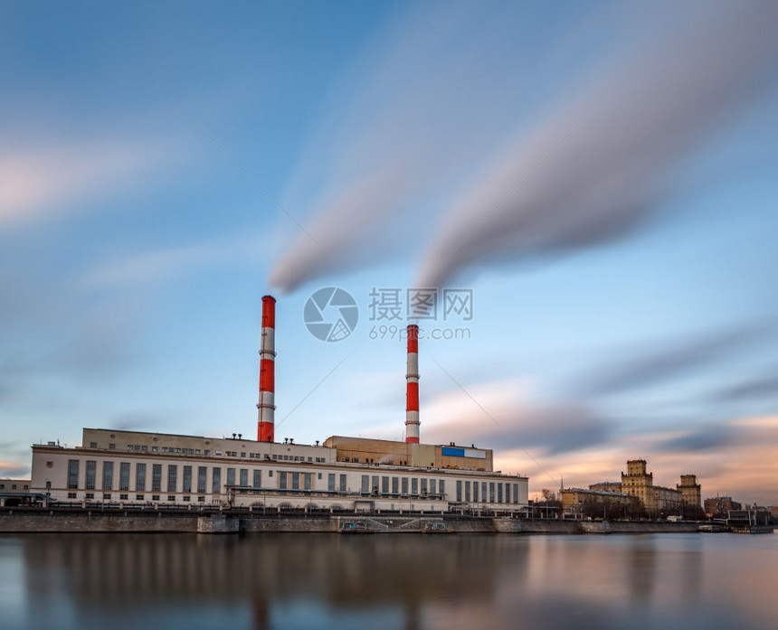 植物俄罗斯莫科Berezhkovskaya银行和发电厂结构体云图片