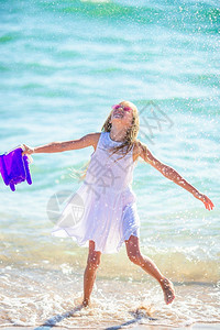 海滨在热带滩玩浪的小女孩可爱姑娘在度假时海滩上玩小可爱女孩俏皮白色的图片
