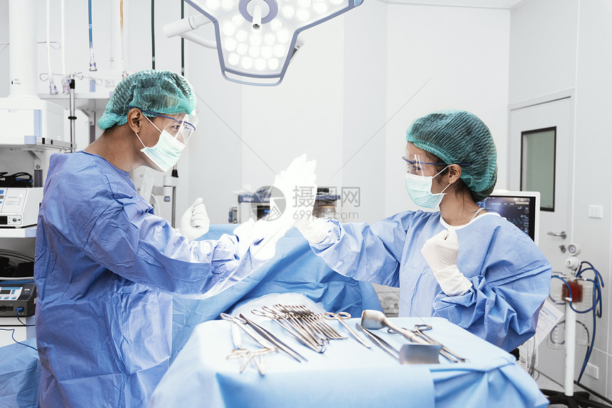 医生和护士在手术室后完成做5次打招呼保健和医院概念帮助伤害快乐的图片