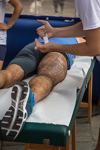 处理腿治疗体育锻炼后运动员的肌肉按摩图片