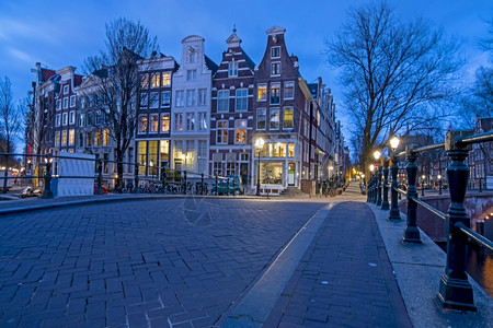 生活建造日落时荷兰阿姆斯特丹市风景城图片