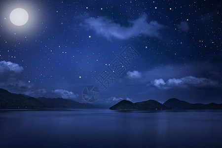美丽的蓝色山地风景和星夜天空云层背景有星和月亮天际线图片