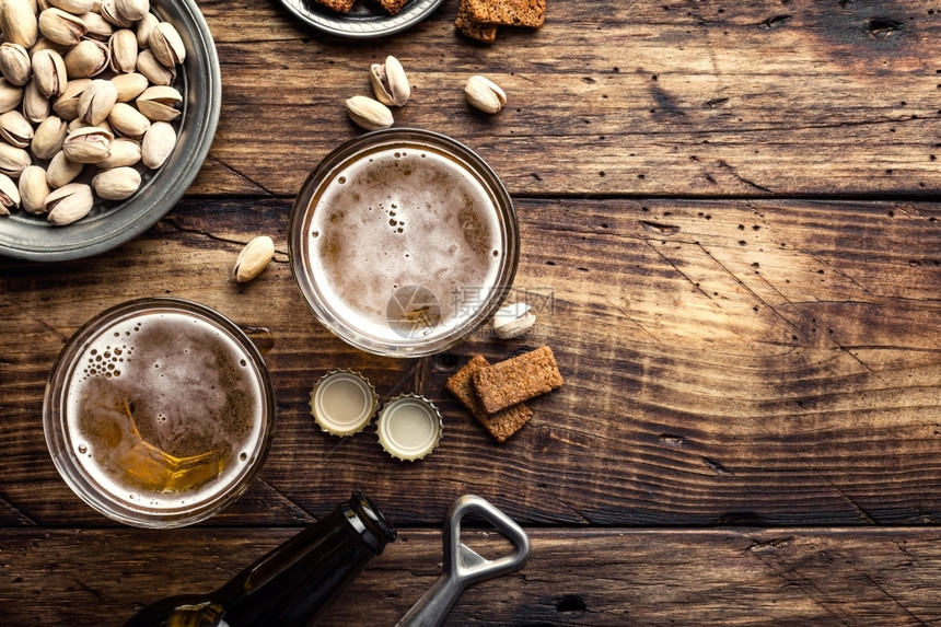 酒馆工艺两杯新鲜啤酒和咸点心放在棕色木制桌子上最面的风景和文字空间新鲜的图片