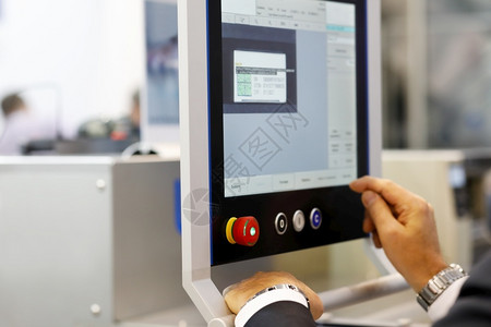 在自动生产线上使用工业触摸屏计算机的工程师选择重点心工作制造业监视器图片