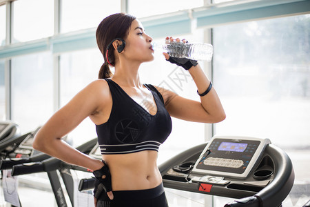 健身房喝水休息的运动女性图片