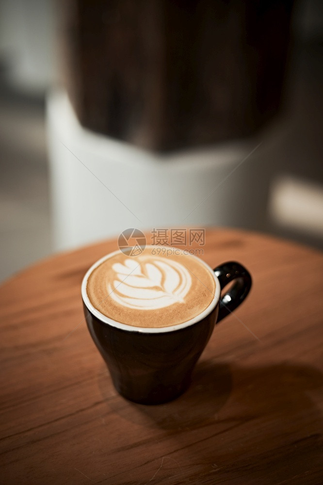 选择焦点杯热拿铁艺术咖啡重点为白泡沫热拿铁艺术咖啡的焦点杯可口喝美味的图片